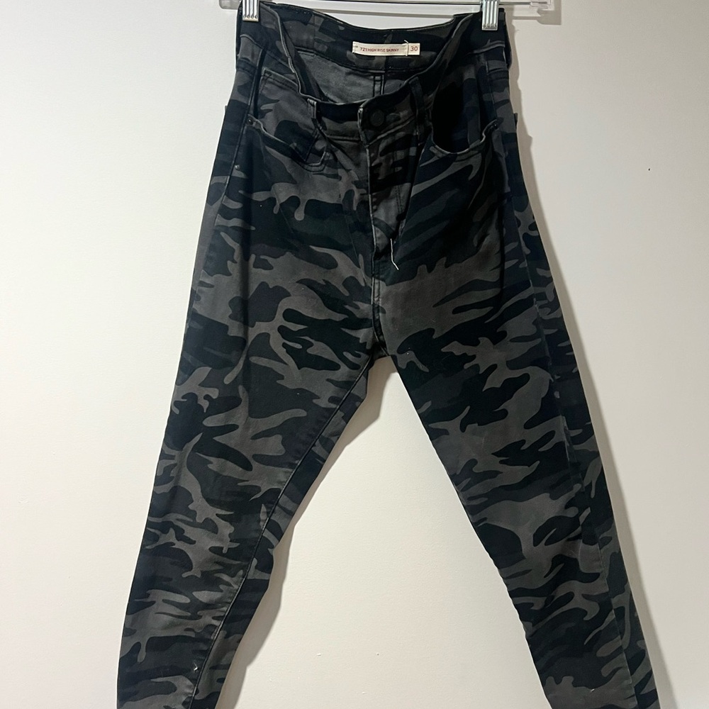 LEVIS 721 high rise skinny pants in black camo